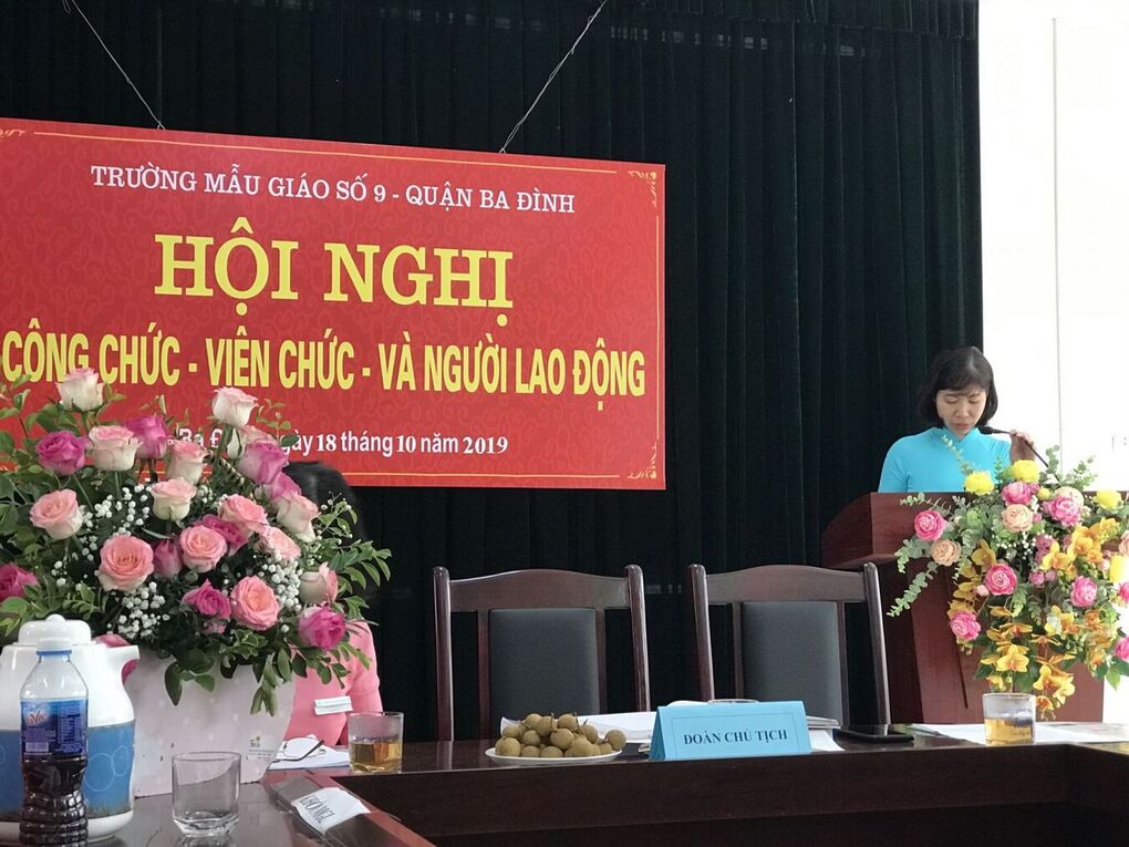 Đ/c Hoàng Thị Minh Thu - Bí thư chi bộ, hiệu trưởng nhà trường đọc Dự thảo kế hoạch năm học 2019-2020