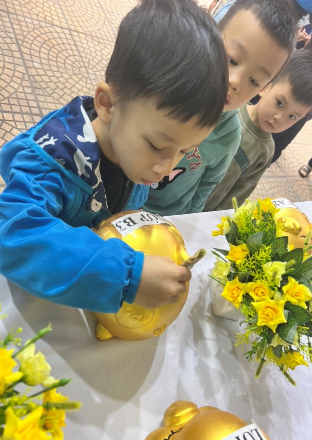 C:\Users\Techsi.vn\Desktop\nuôi lợn đất\z3981953643319_e093628e4aa052fcacdacc821caeaffa.jpg