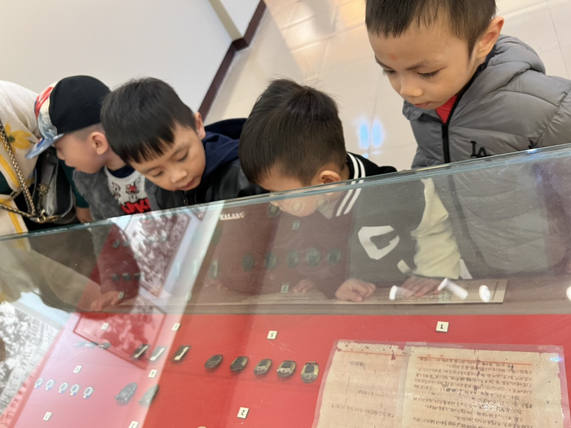 C:\Users\Techsi.vn\Desktop\New folder (2)\z3989017616246_b5936efbe1ef4ee1adf417e4950a5ae5.jpg