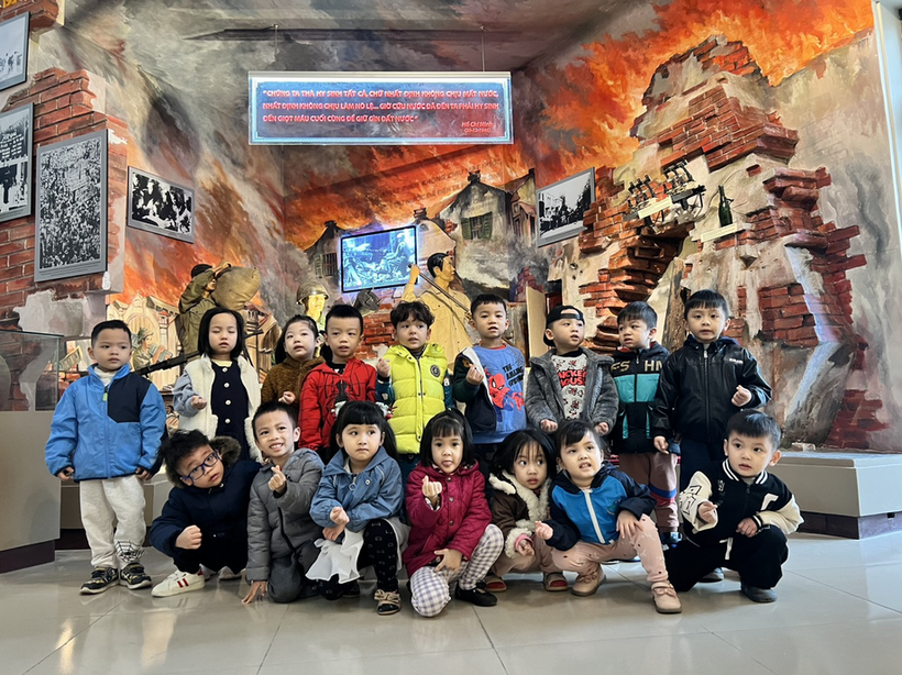 C:\Users\Techsi.vn\Desktop\New folder (2)\z3989018474889_5cc50f9de6868f23f8d38f7d0b572180.jpg