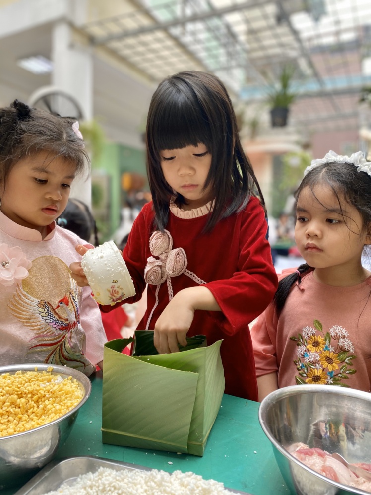 C:\Documents and Settings\Admin\Desktop\banh chung\z4028296575001_2ec501bfb80a83ff3d34de2228e85451.jpg