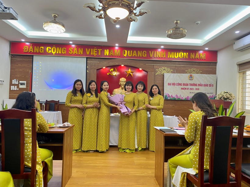 C:\Users\Administrator\Desktop\ĐH CĐ\z4035654804444_cc2f6f10ac8e7c9a640a9ceda4cad3c0.jpg