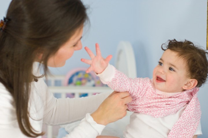 Mách mẹ mặc quần áo chuẩn nhất cho bé trong mùa đông -