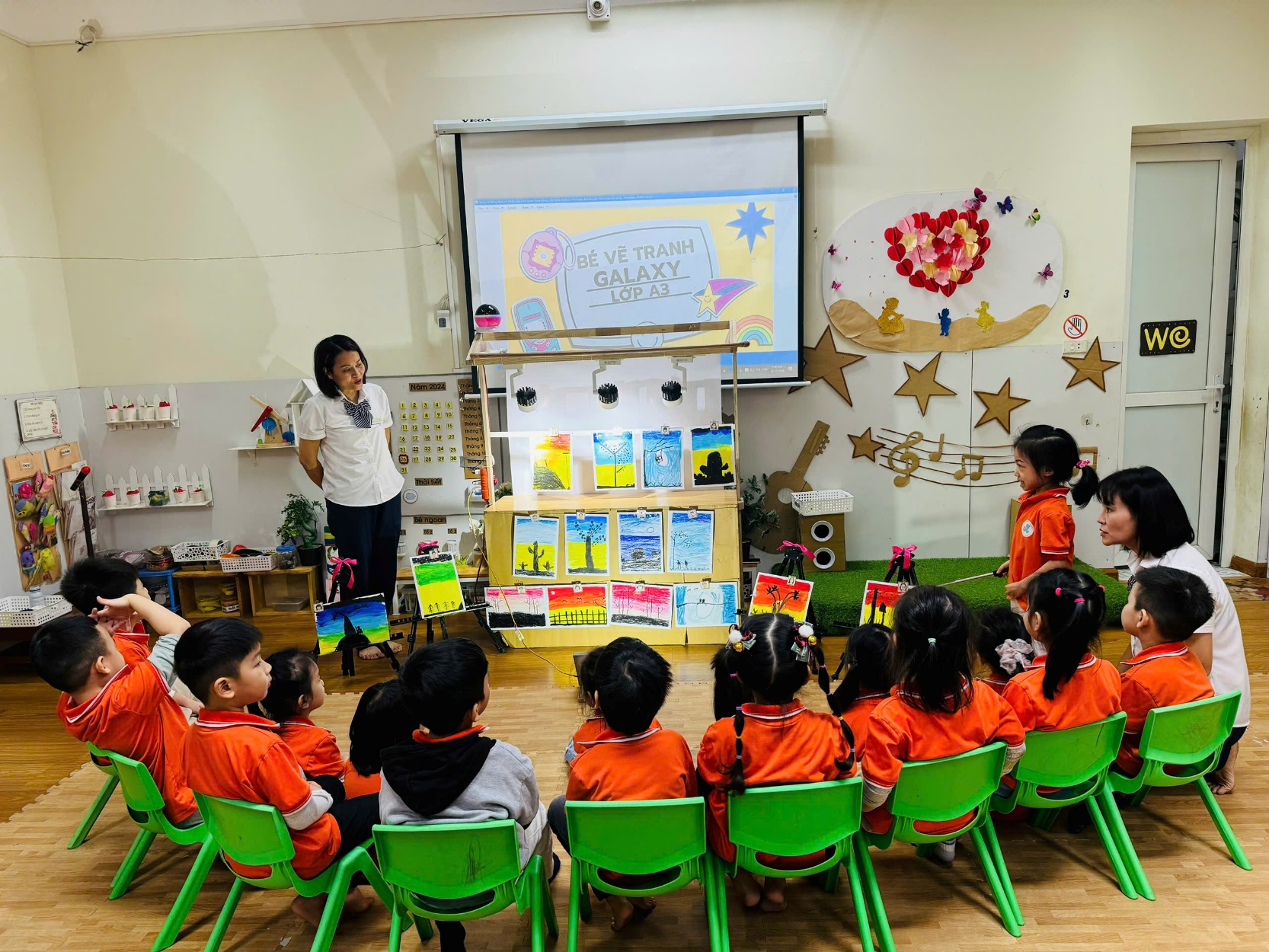 A group of children in a classroom

Description automatically generated