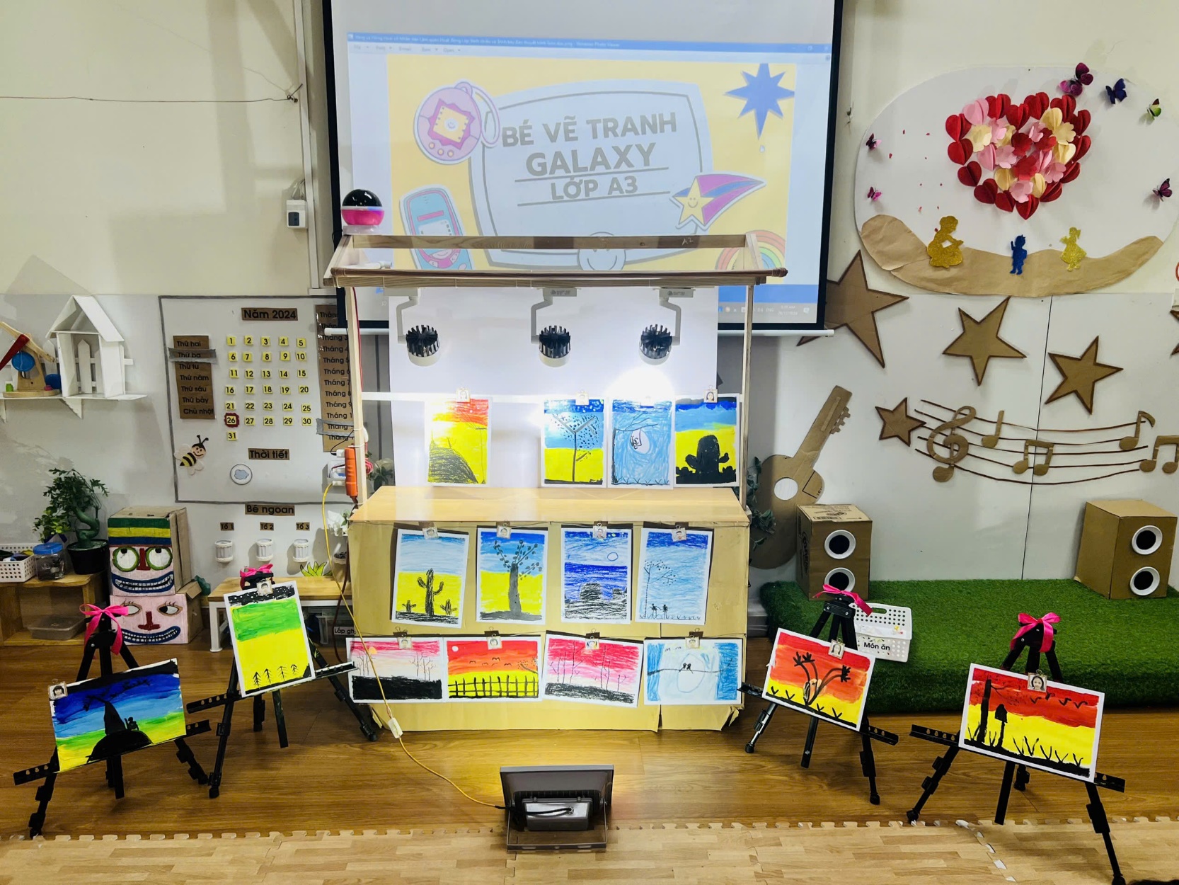 A room with art display

Description automatically generated