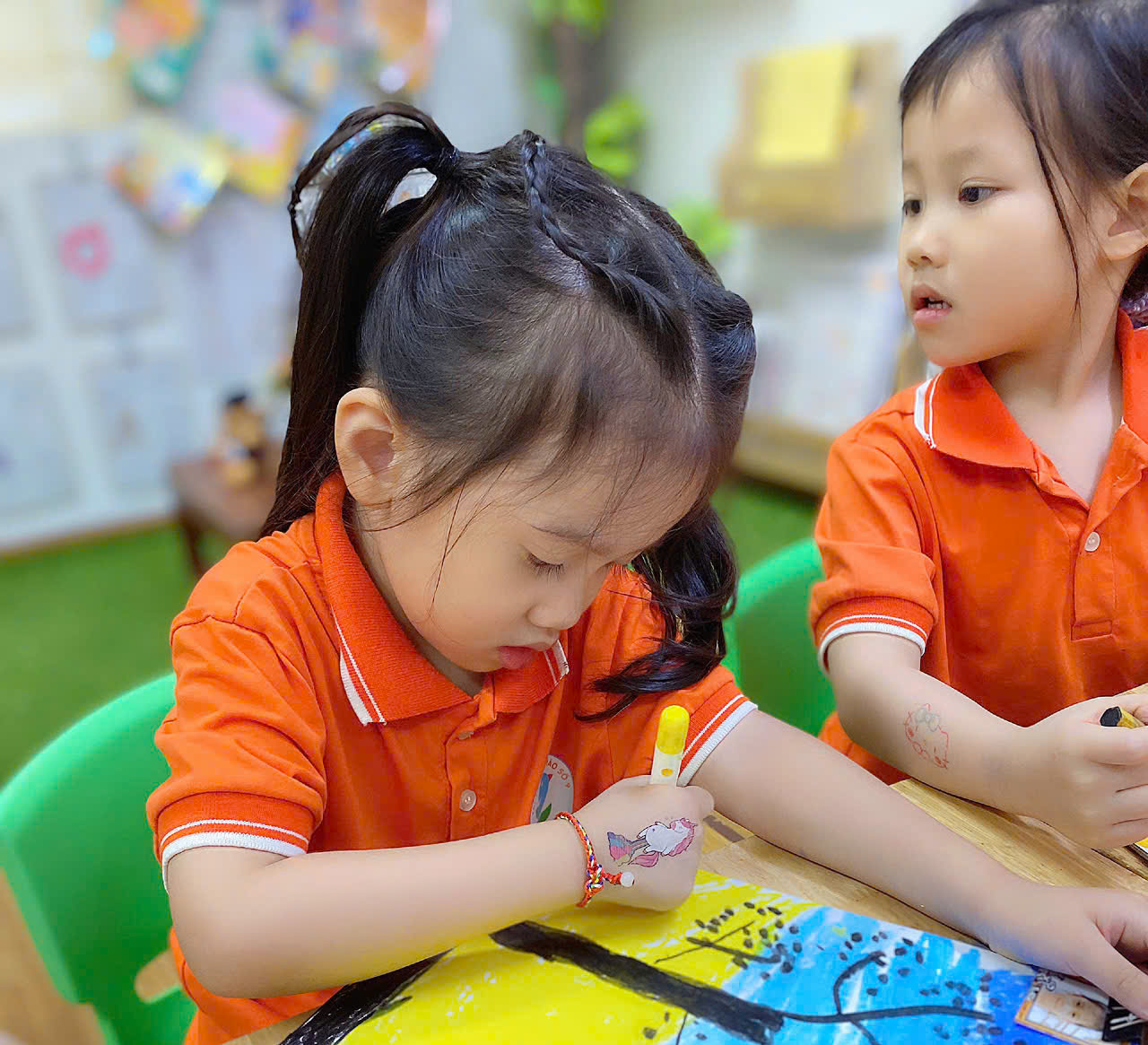 A group of children sitting at a table

Description automatically generated