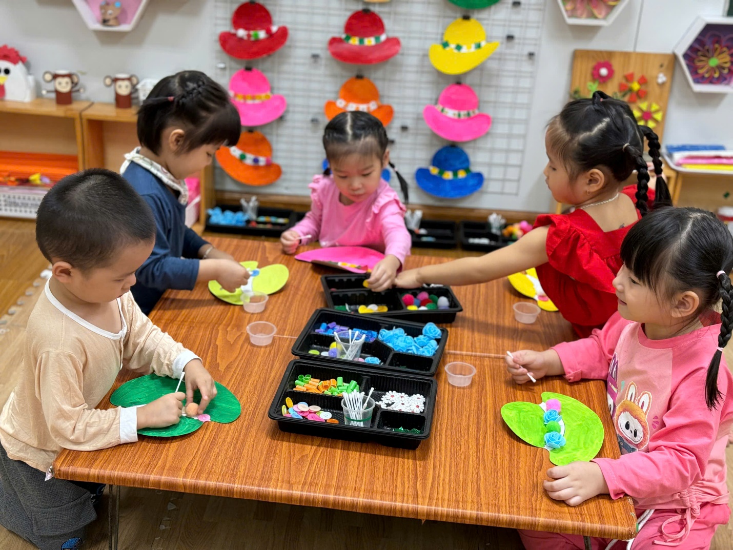 A group of children making crafts

Description automatically generated