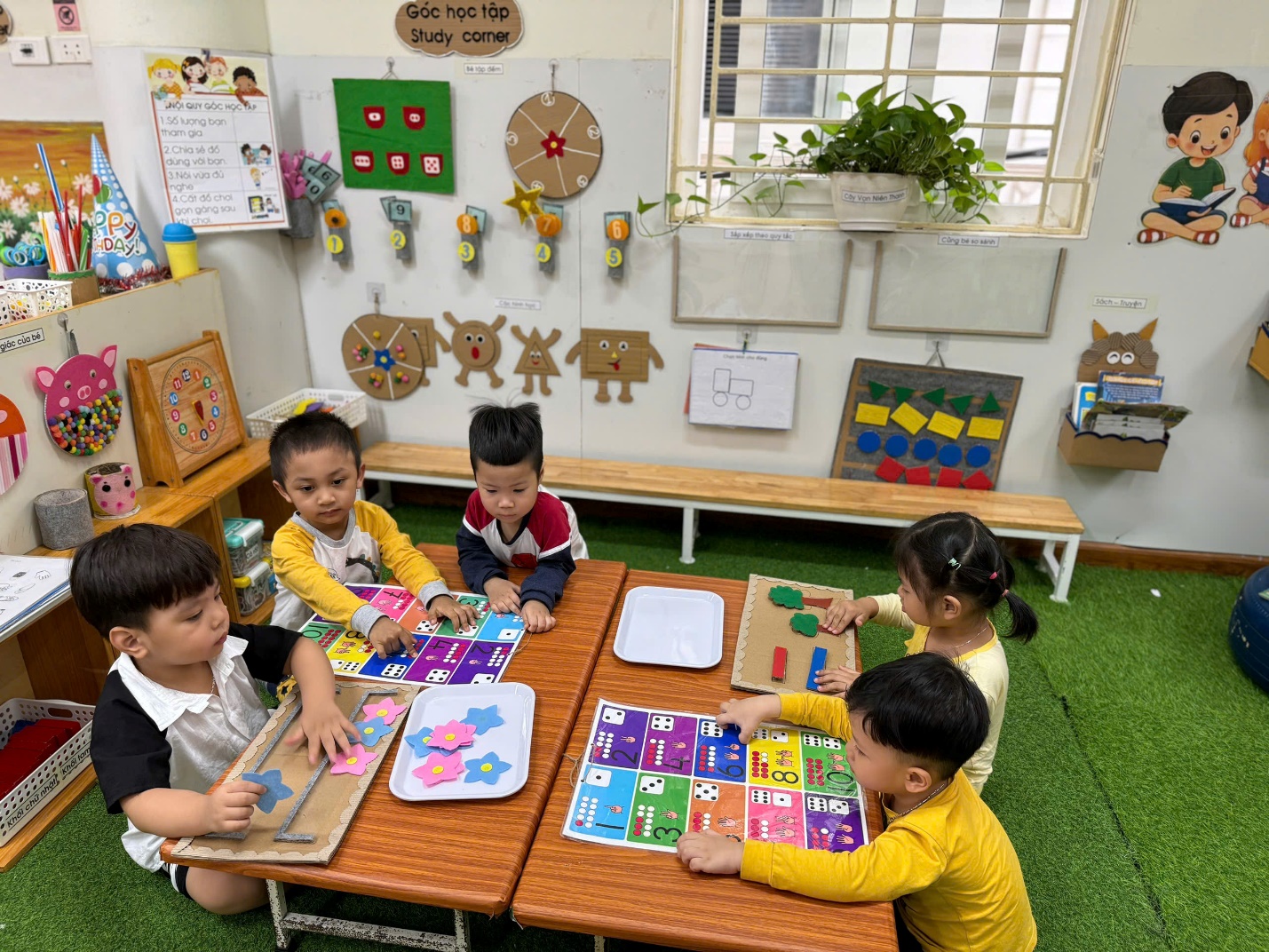 A group of children sitting at a table

Description automatically generated