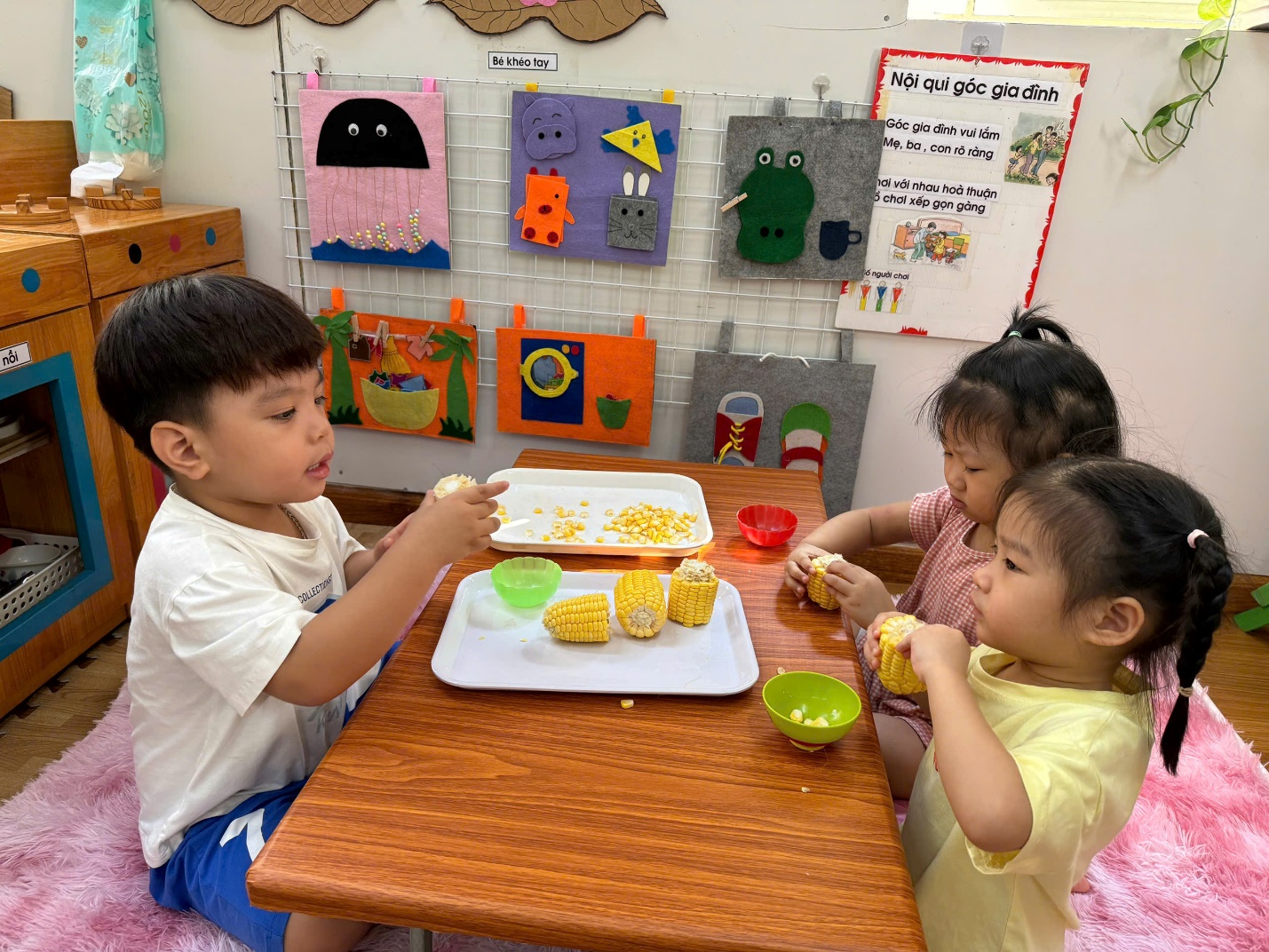 A group of children eating at a table

Description automatically generated
