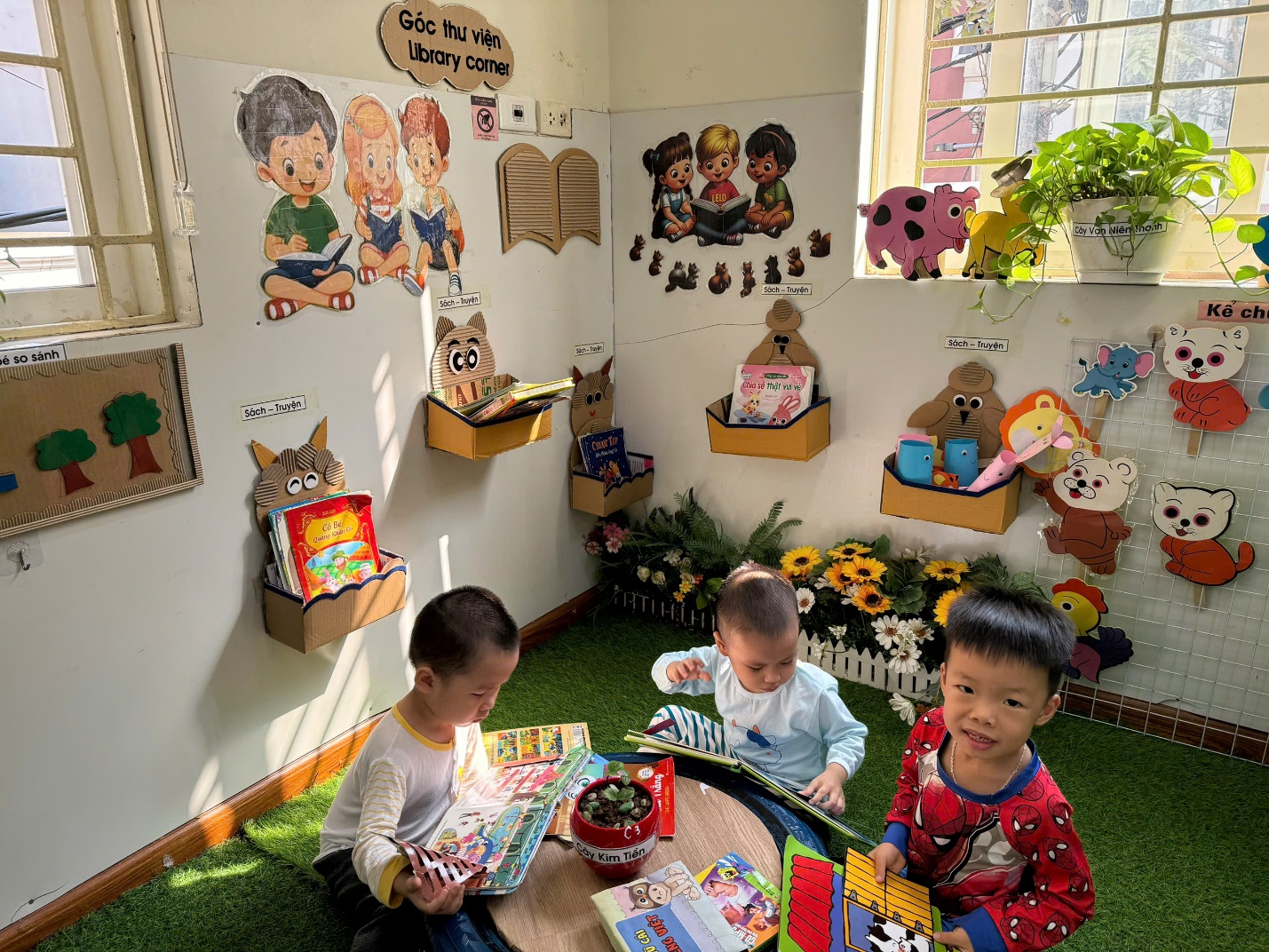 A group of kids playing in a room

Description automatically generated