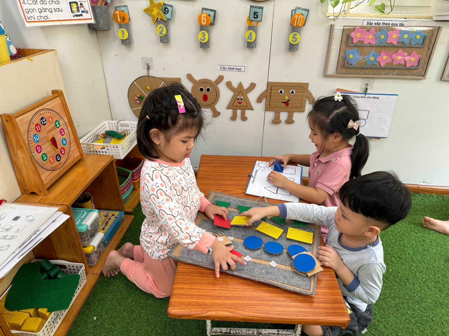 A group of children playing with toys

Description automatically generated