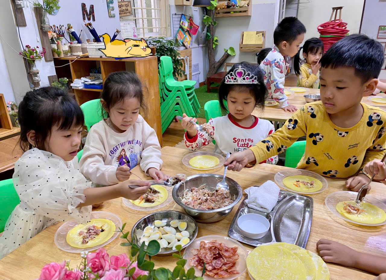 Ảnh có chứa trang phục, người, bàn, Mặt người

Mô tả được tạo tự động