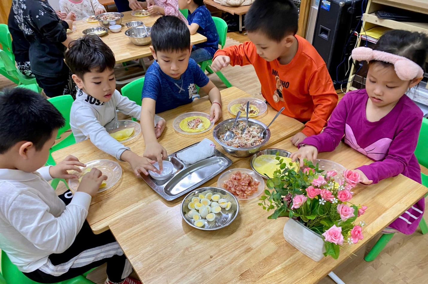 Ảnh có chứa trang phục, người, bàn, cậu bé

Mô tả được tạo tự động