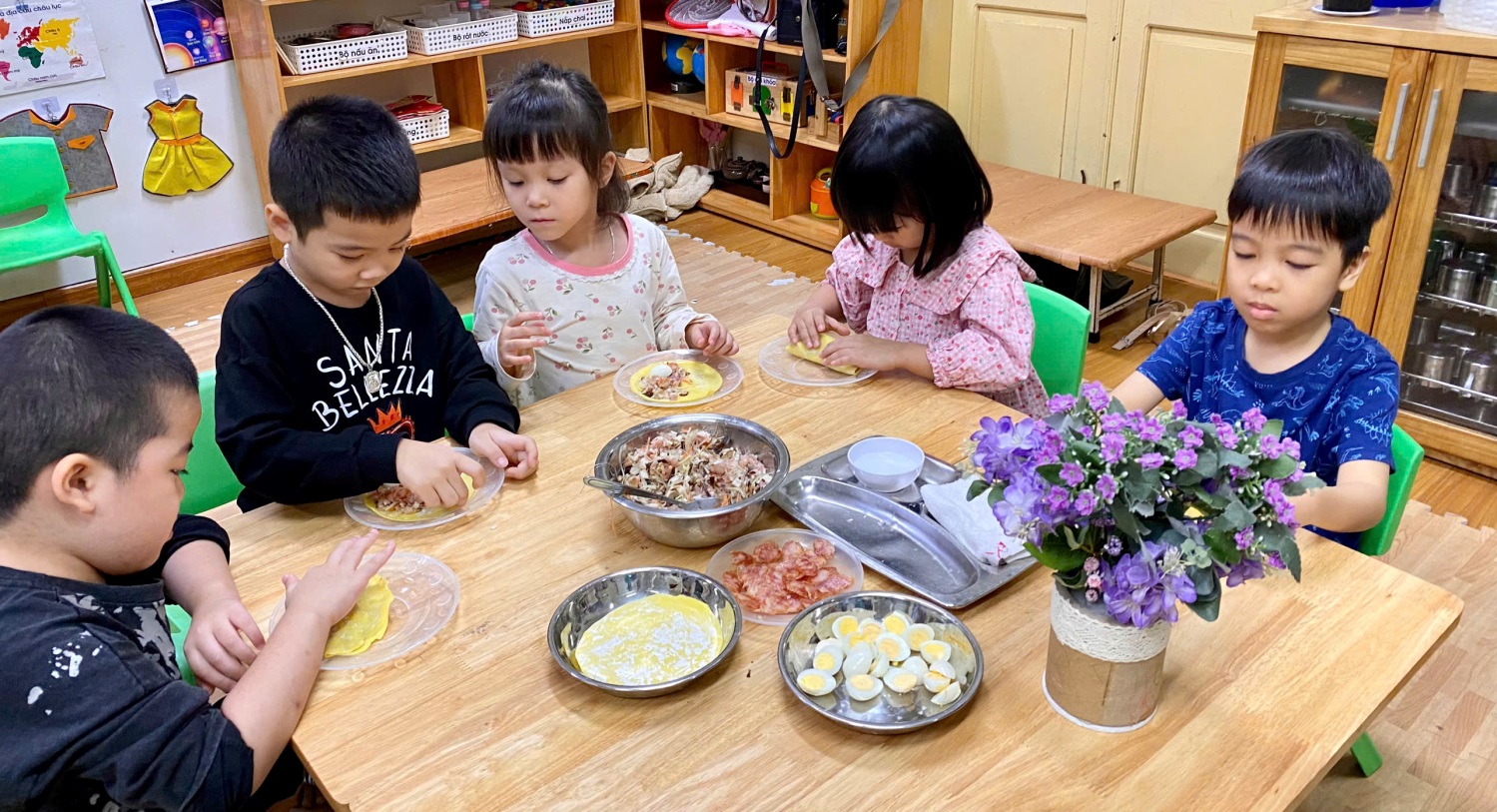 Ảnh có chứa trang phục, người, trong nhà, bàn

Mô tả được tạo tự động