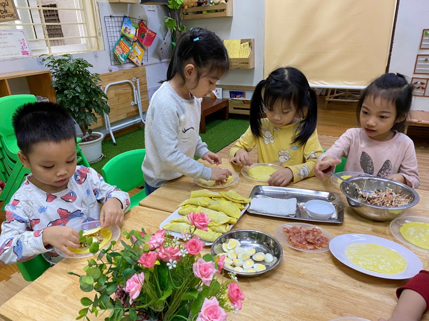 Ảnh có chứa trang phục, người, bàn, trẻ tập đi

Mô tả được tạo tự động