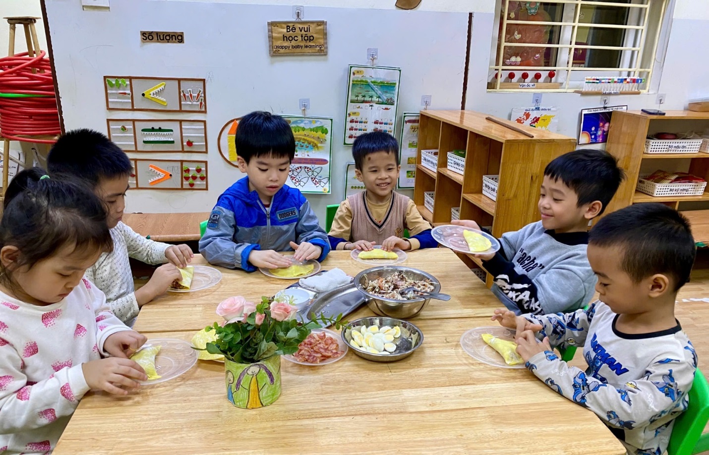 Ảnh có chứa trang phục, cậu bé, trong nhà, trẻ tập đi

Mô tả được tạo tự động