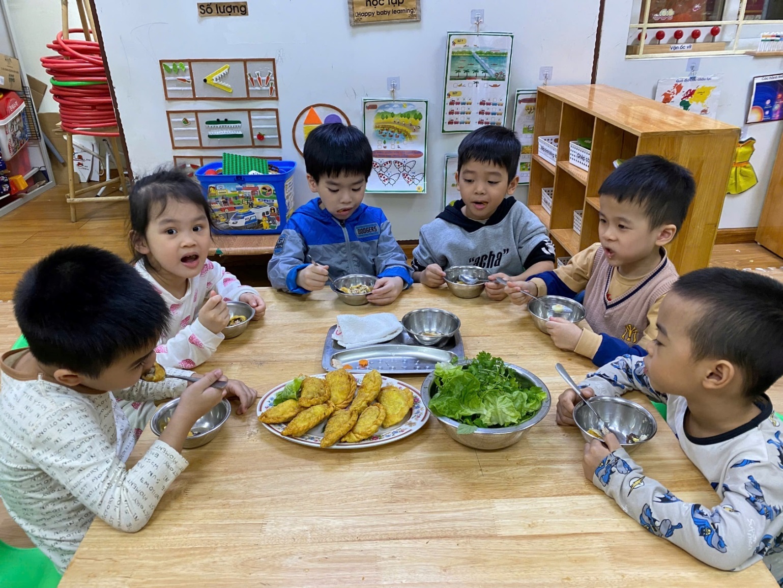 Ảnh có chứa trẻ tập đi, thực phẩm, trang phục, người

Mô tả được tạo tự động