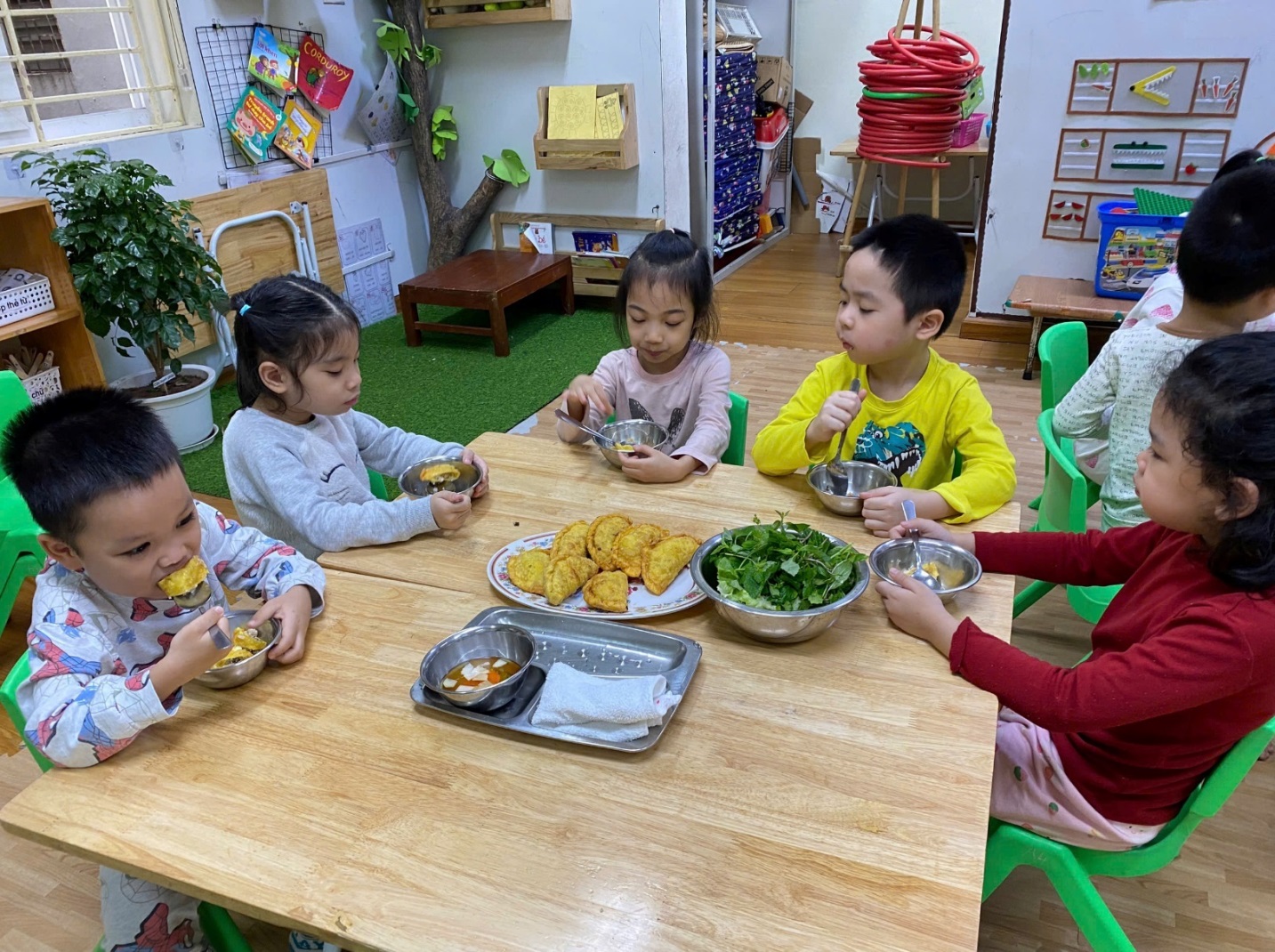 Ảnh có chứa trang phục, trẻ tập đi, người, bàn

Mô tả được tạo tự động