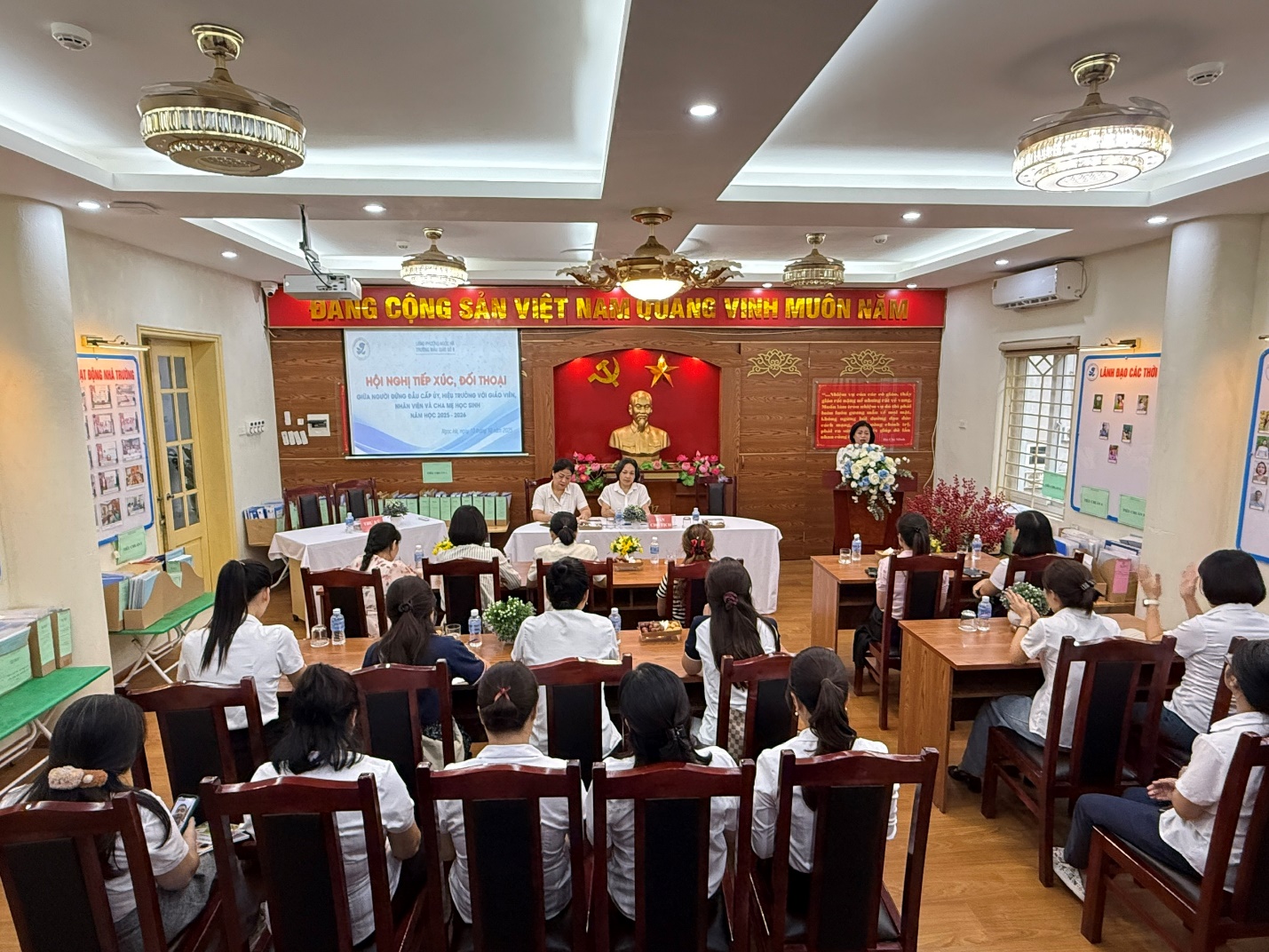 A group of people sitting in a room

AI-generated content may be incorrect.