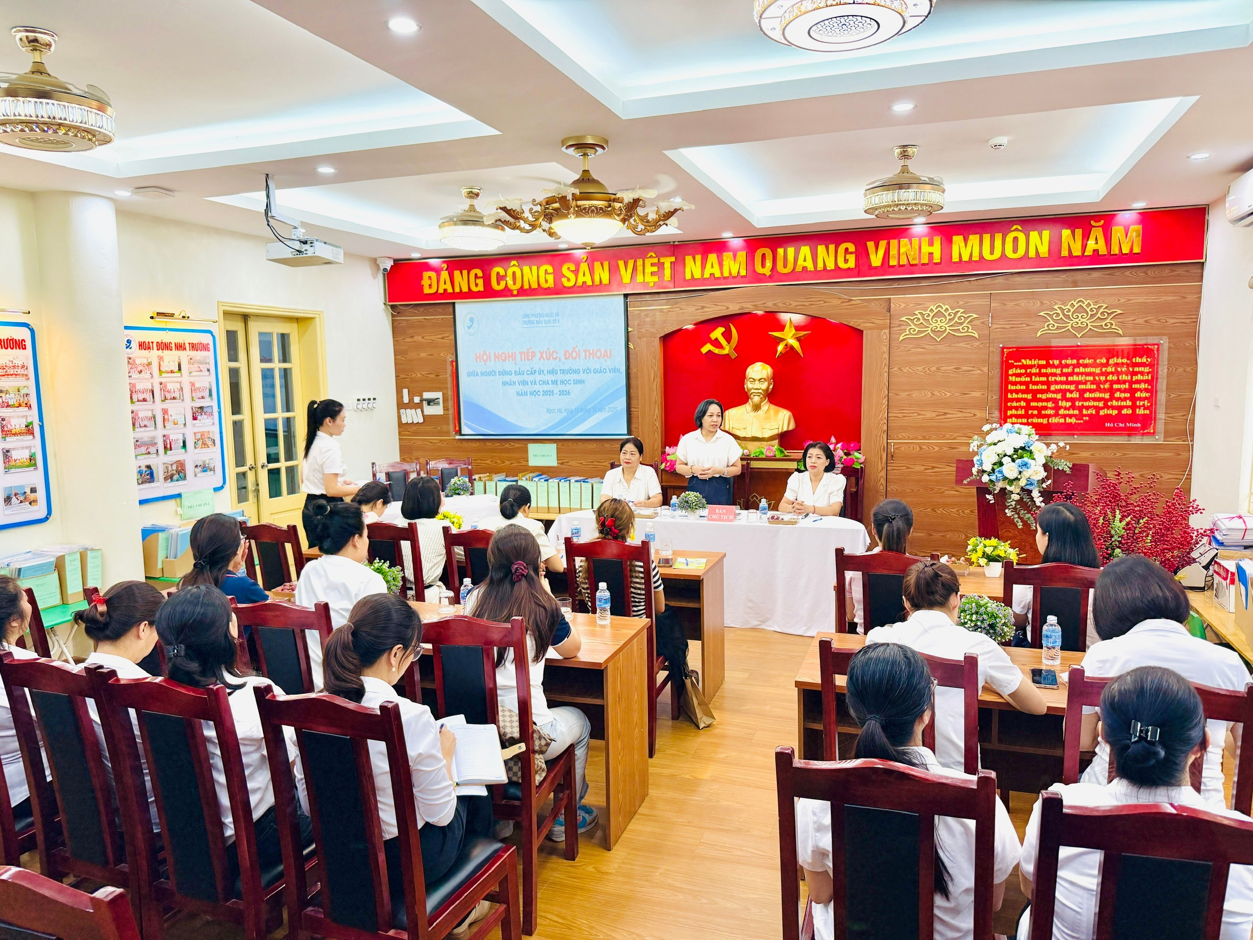 A group of people in a room

AI-generated content may be incorrect.