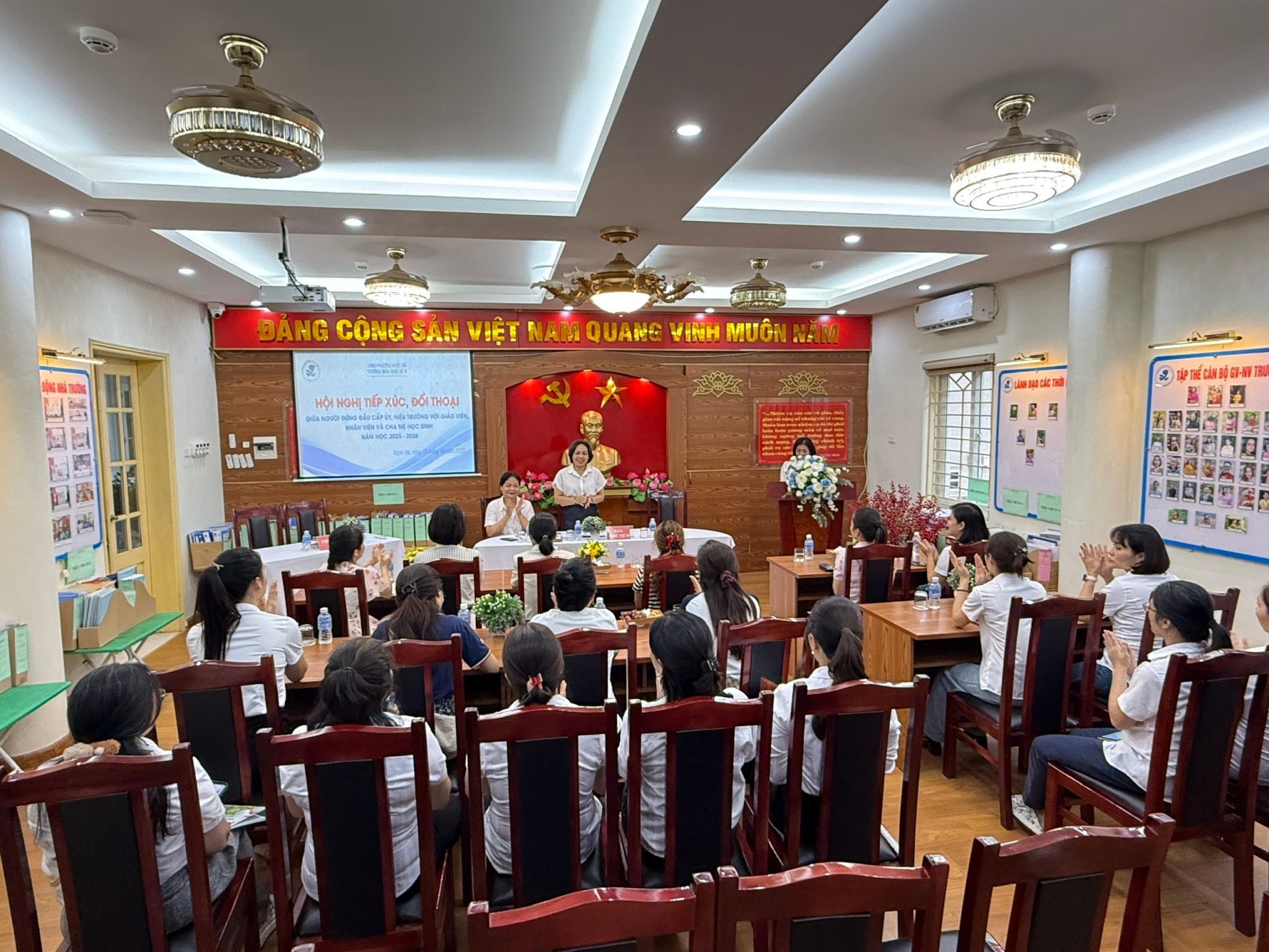 A group of people sitting in a room

AI-generated content may be incorrect.