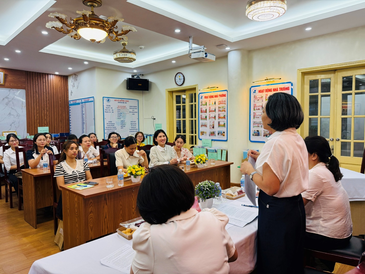 A group of people in a room

AI-generated content may be incorrect.