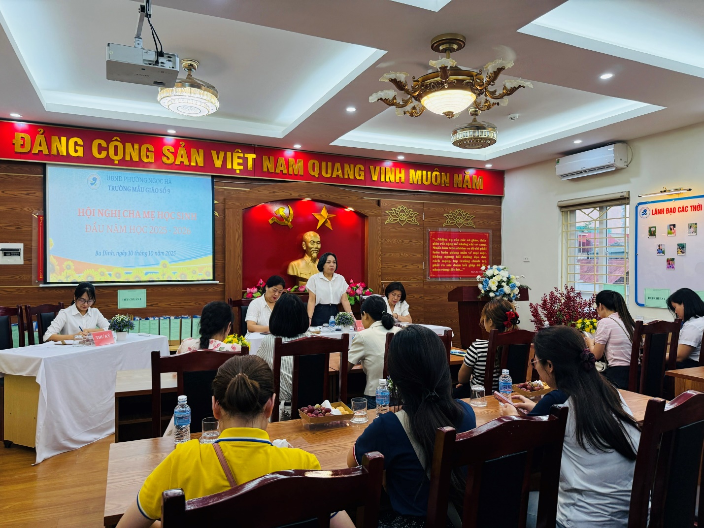 A group of people sitting at a table

AI-generated content may be incorrect.