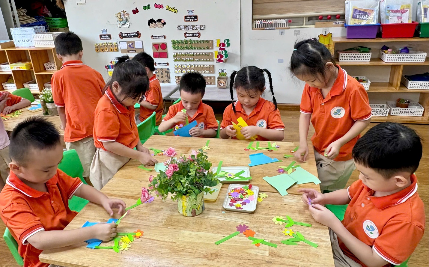 Ảnh có chứa trang phục, người, cậu bé, trường học

Mô tả được tạo tự động