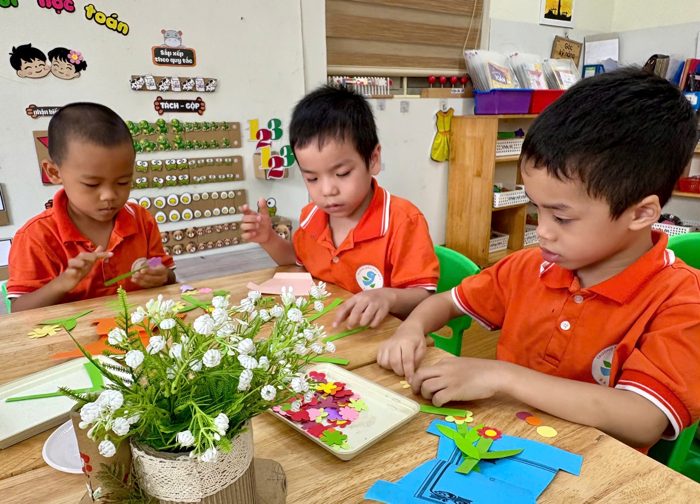 Ảnh có chứa trang phục, người, Mặt người, trong nhà

Mô tả được tạo tự động