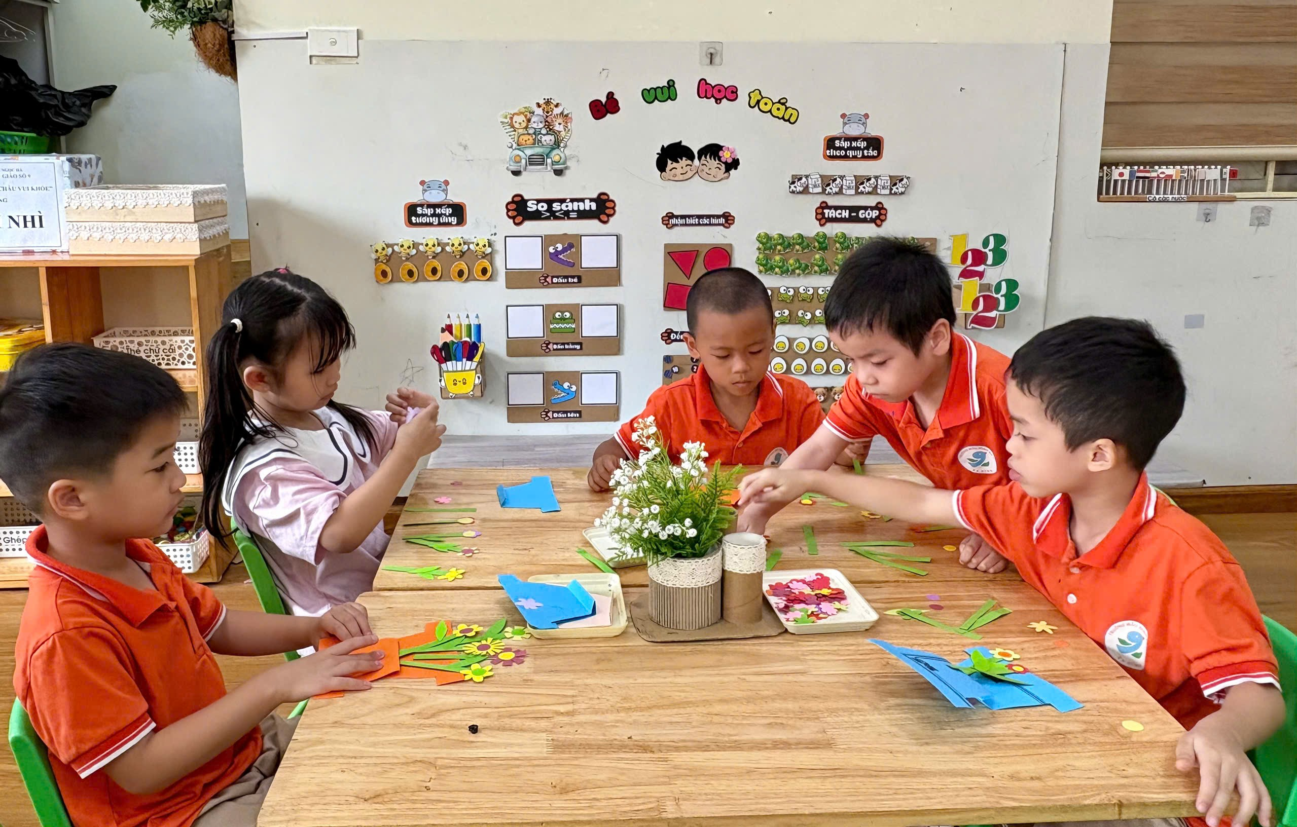 Ảnh có chứa trang phục, người, trong nhà, bàn

Mô tả được tạo tự động