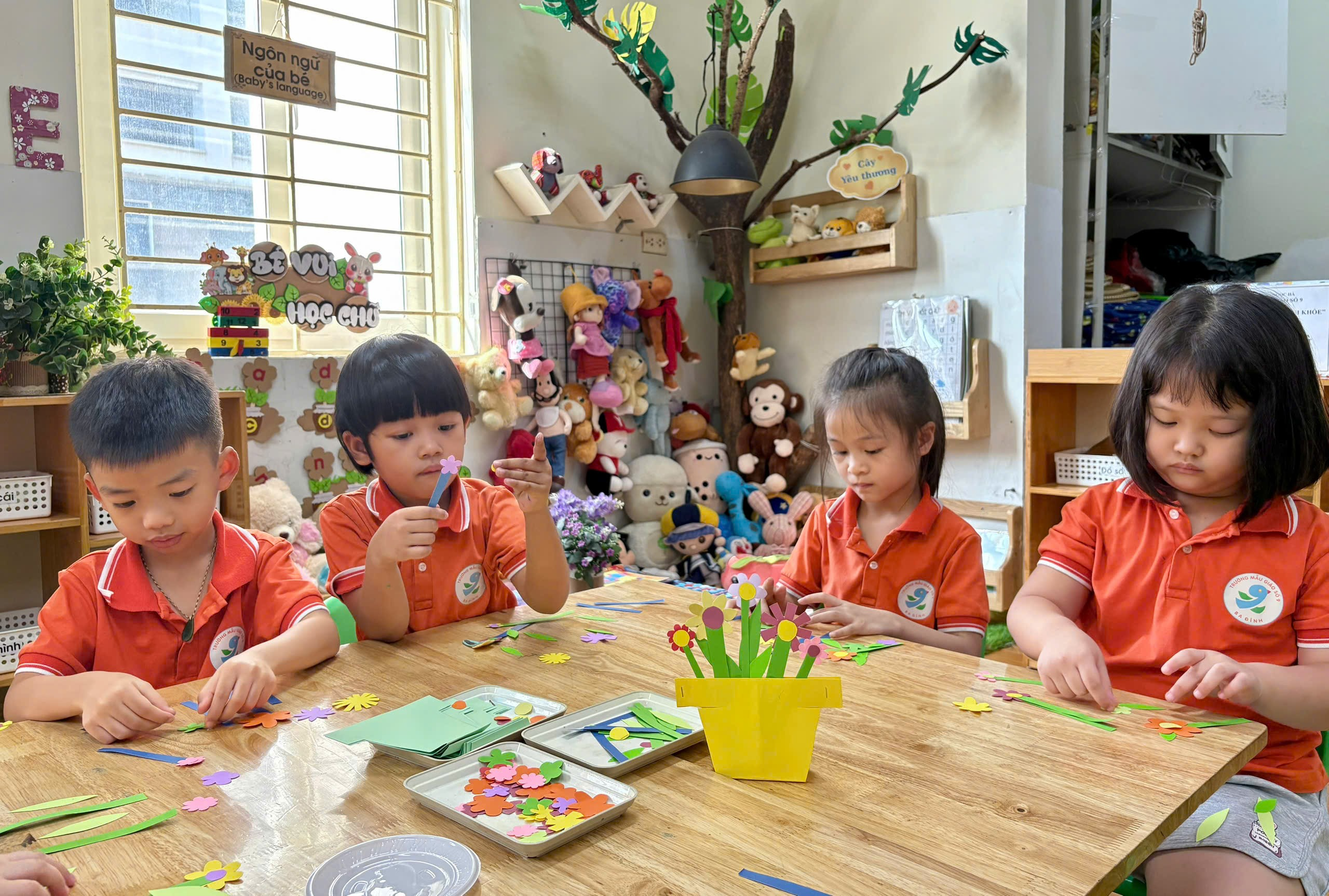 Ảnh có chứa Mặt người, trang phục, người, trẻ tập đi

Mô tả được tạo tự động