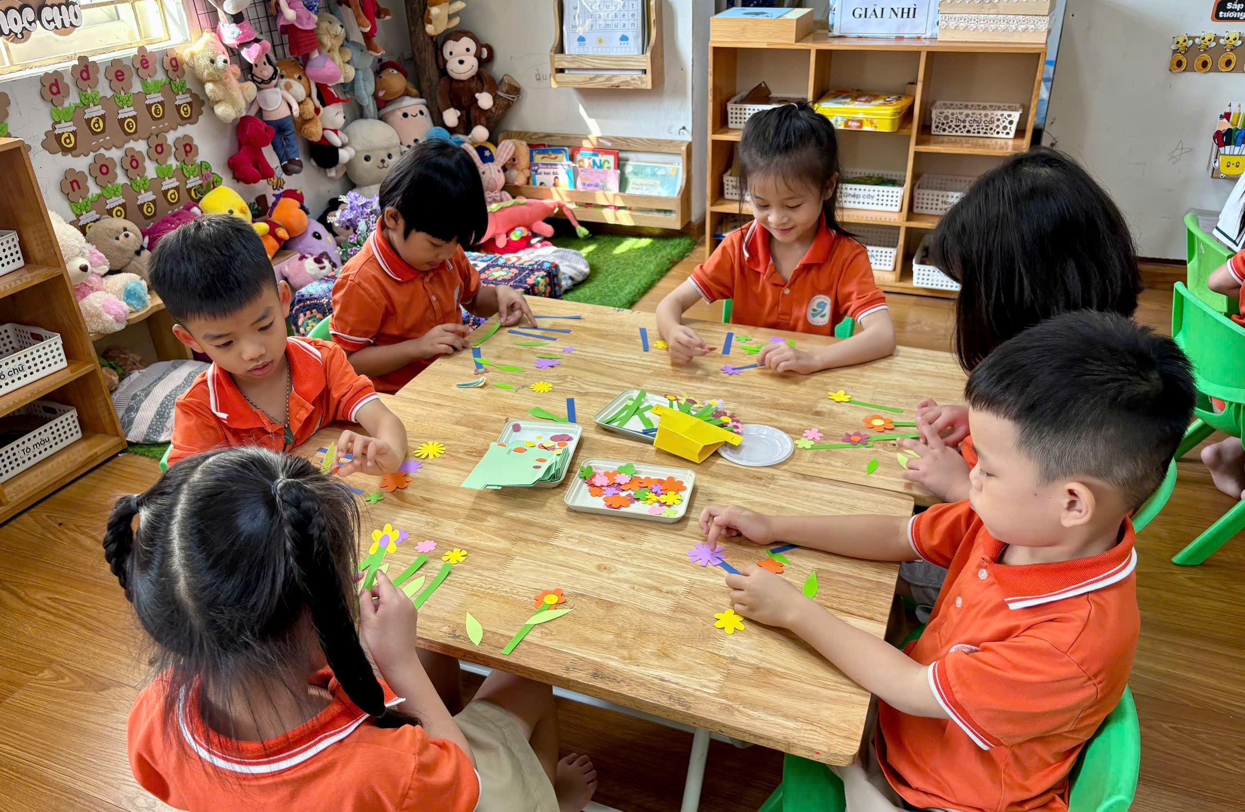 Ảnh có chứa trang phục, cậu bé, trong nhà, người

Mô tả được tạo tự động