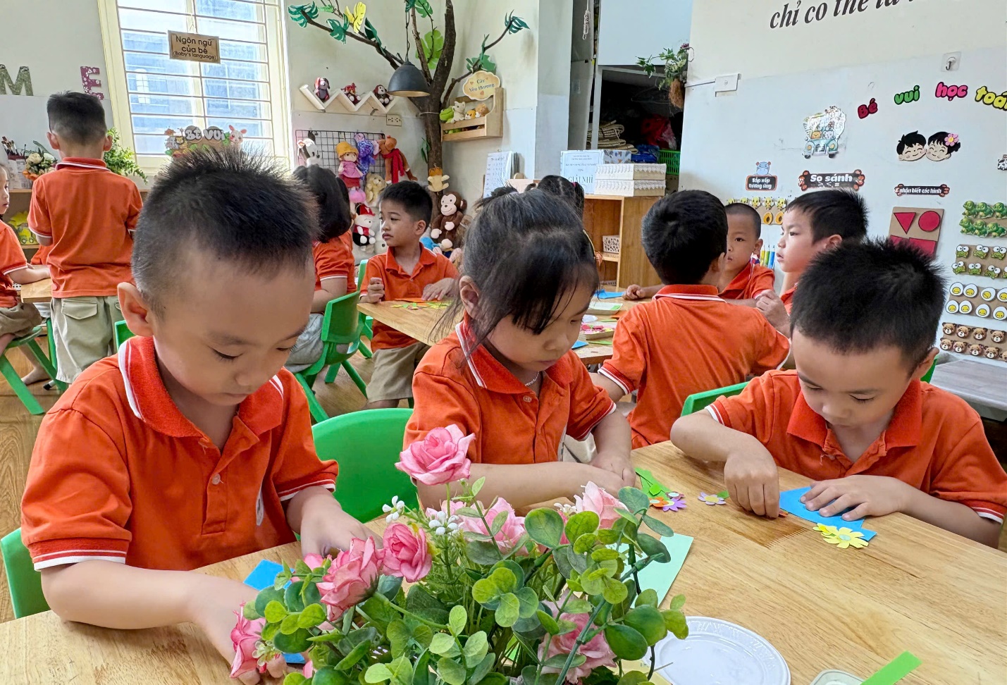 Ảnh có chứa trang phục, người, cậu bé, hoa

Mô tả được tạo tự động