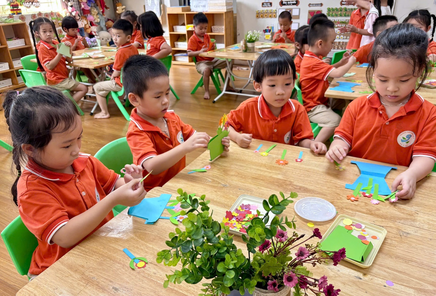 Ảnh có chứa trang phục, cậu bé, người, bàn

Mô tả được tạo tự động