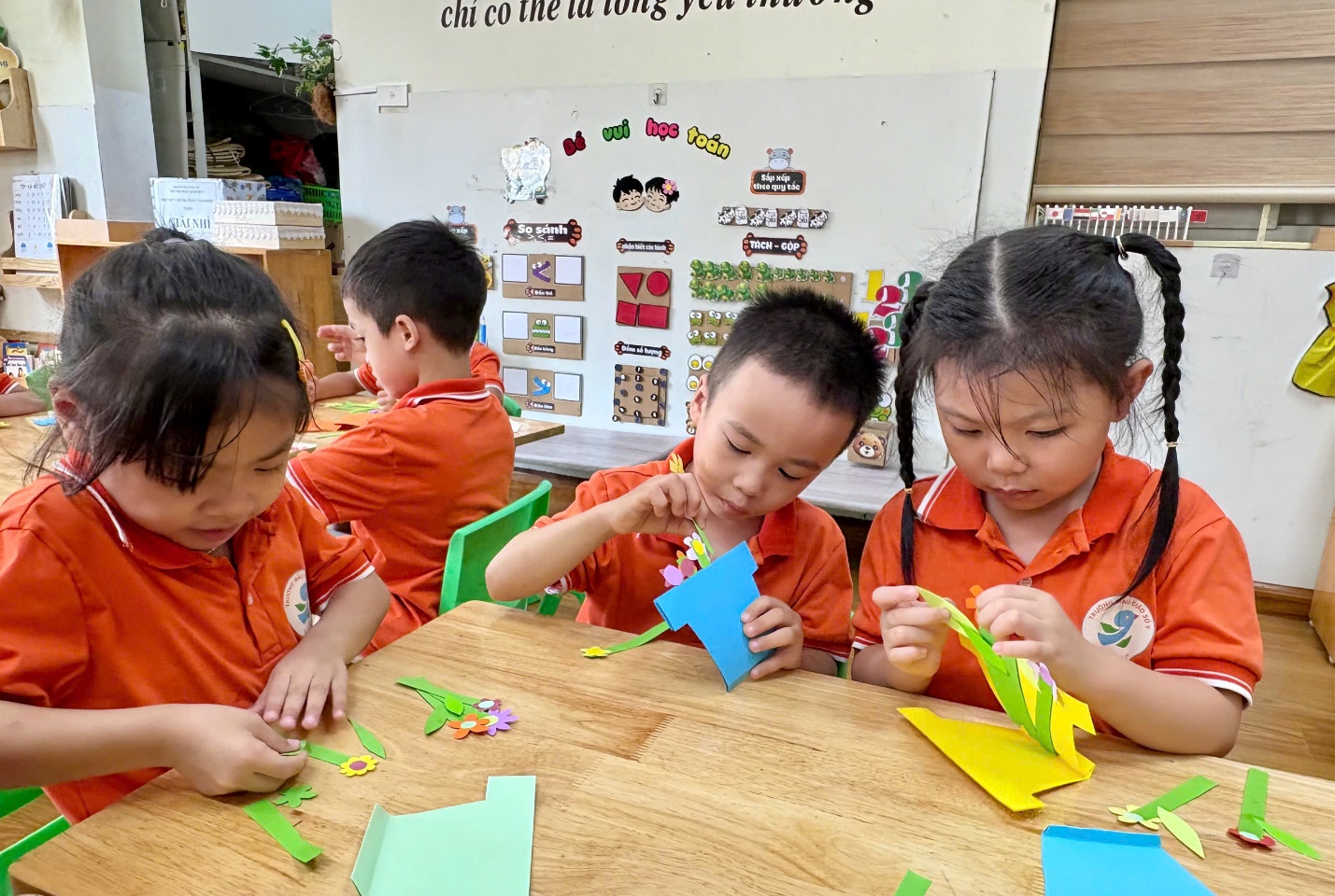 Ảnh có chứa trang phục, Mặt người, người, cậu bé

Mô tả được tạo tự động