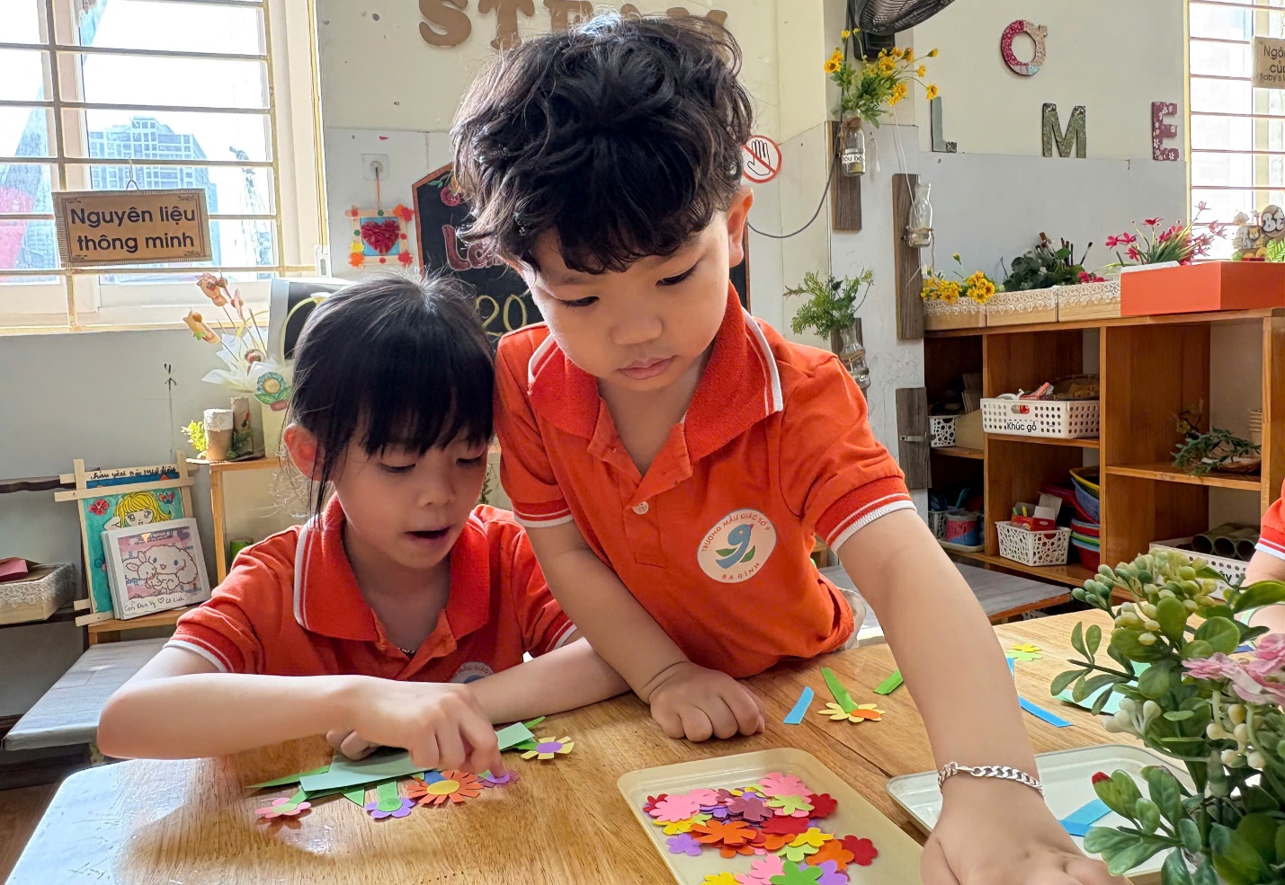 Ảnh có chứa người, trang phục, trong nhà, Mặt người

Mô tả được tạo tự động