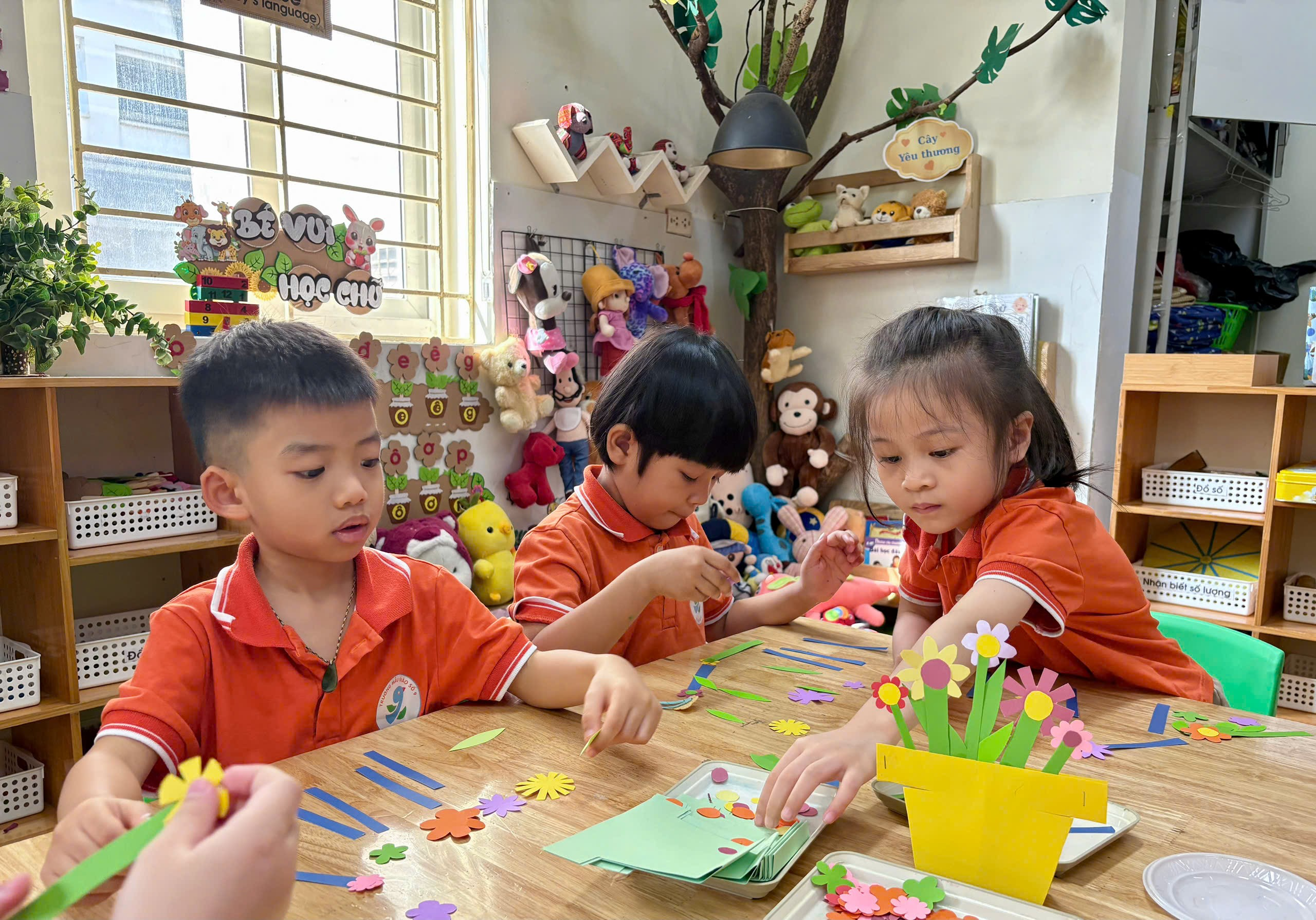 Ảnh có chứa Mặt người, trang phục, trẻ tập đi, người

Mô tả được tạo tự động