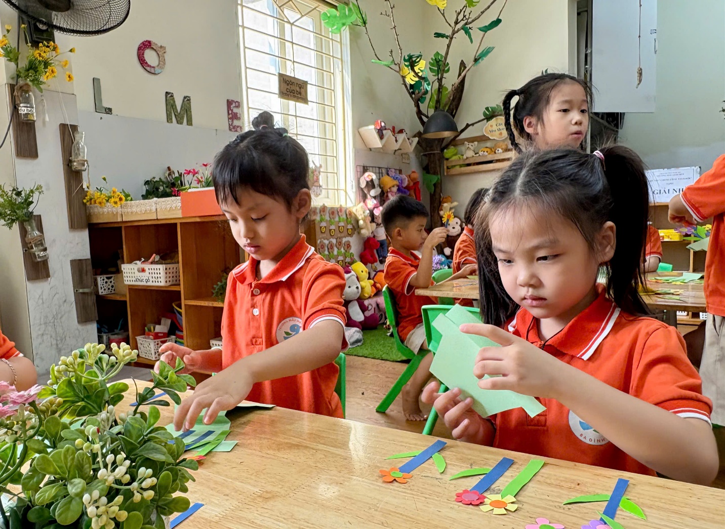 Ảnh có chứa người, trang phục, trong nhà, hoa

Mô tả được tạo tự động