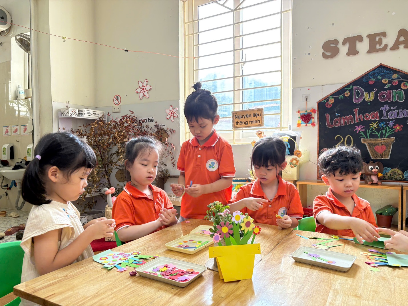 Ảnh có chứa trang phục, người, trong nhà, cậu bé

Mô tả được tạo tự động