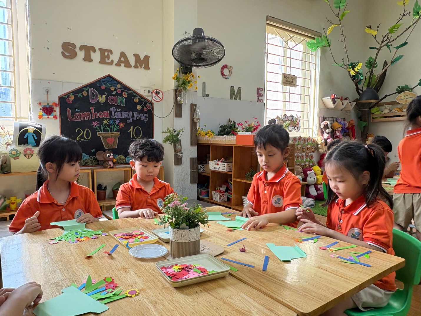 Ảnh có chứa trang phục, người, cậu bé, bàn

Mô tả được tạo tự động