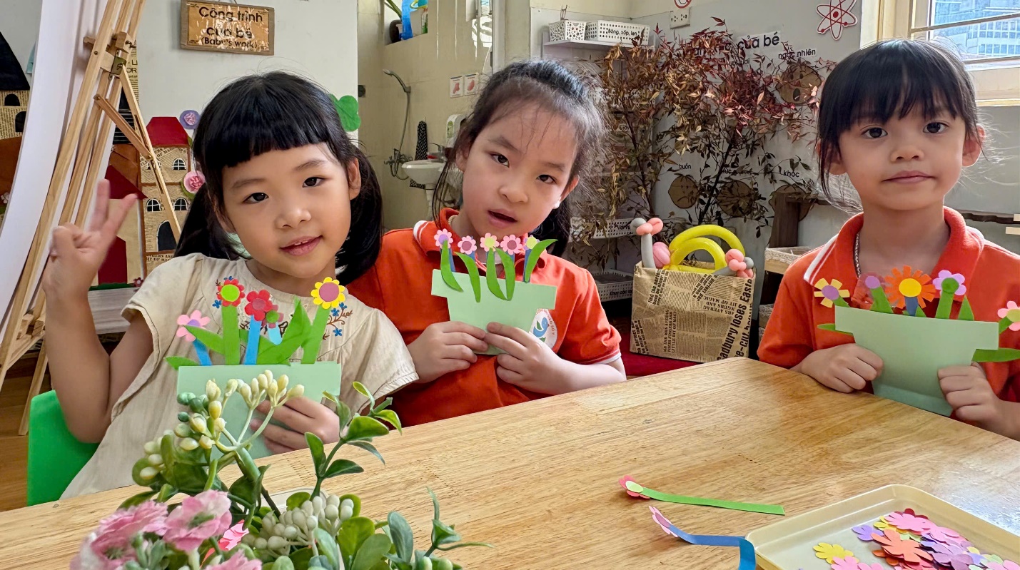 Ảnh có chứa Mặt người, trang phục, người, trẻ tập đi

Mô tả được tạo tự động