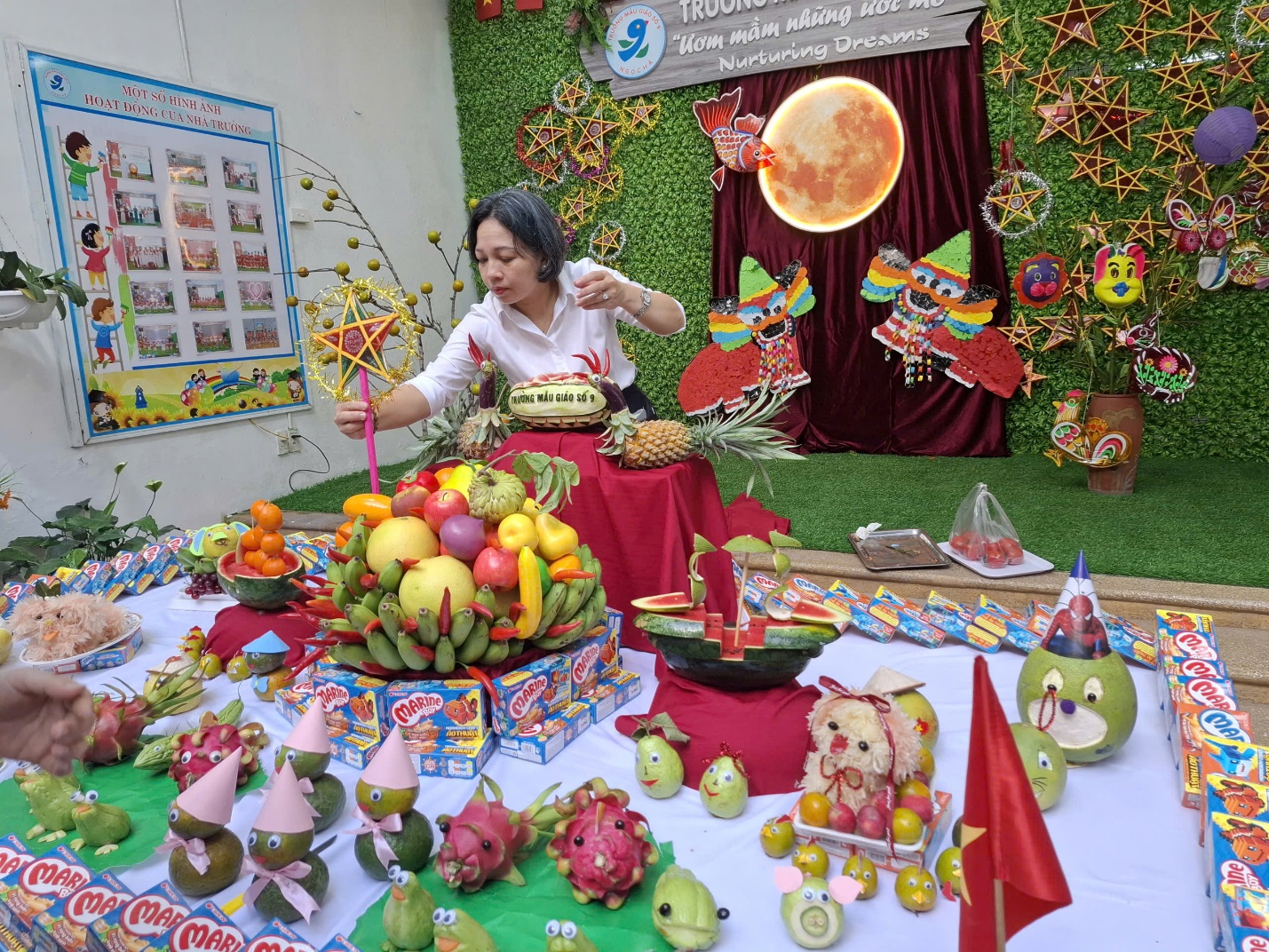 A person holding a star on a table

AI-generated content may be incorrect.