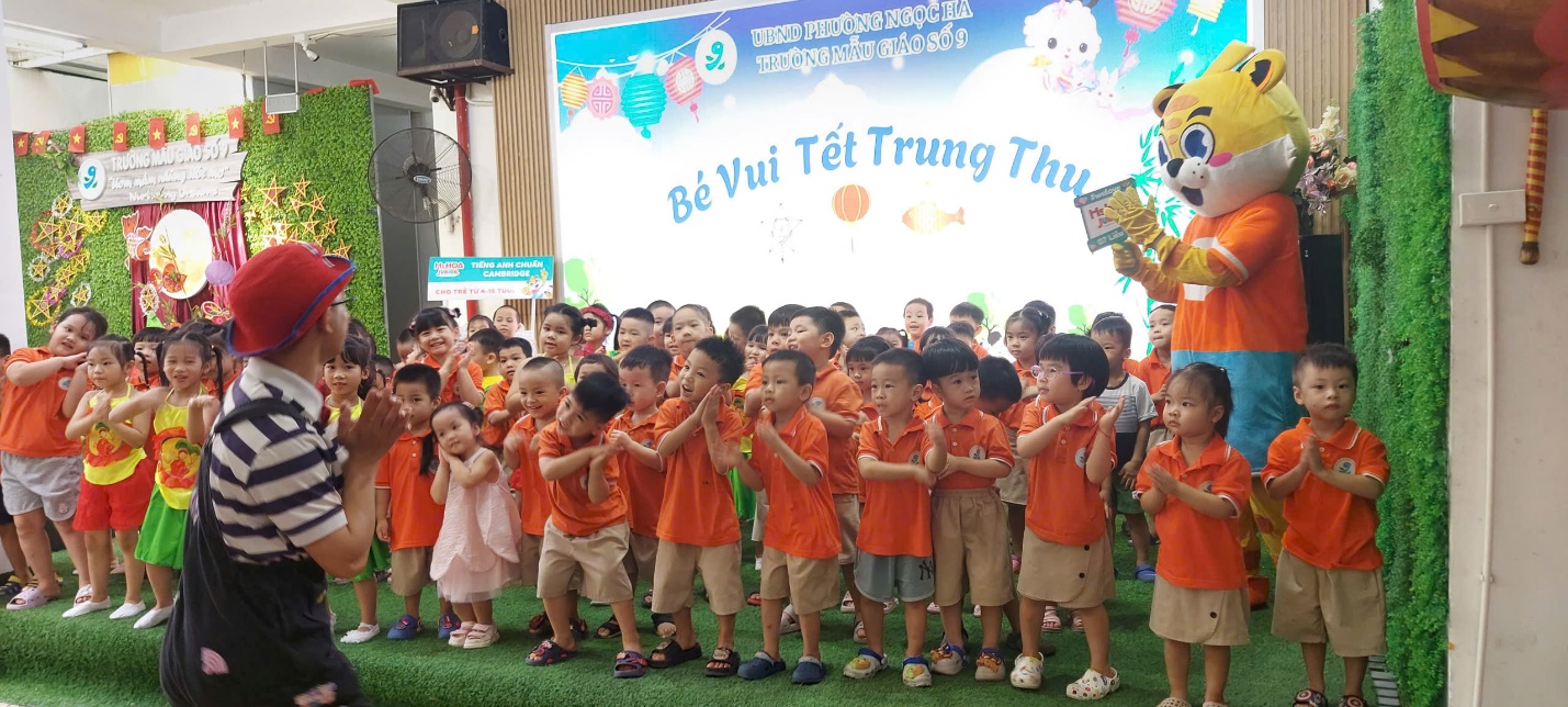 A group of children in orange shirts

AI-generated content may be incorrect.