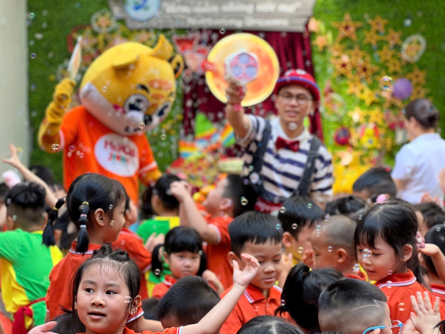 A group of children in a crowd

AI-generated content may be incorrect.