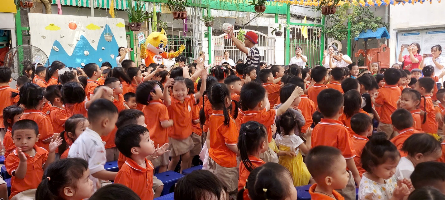 A group of children in orange shirts

AI-generated content may be incorrect.