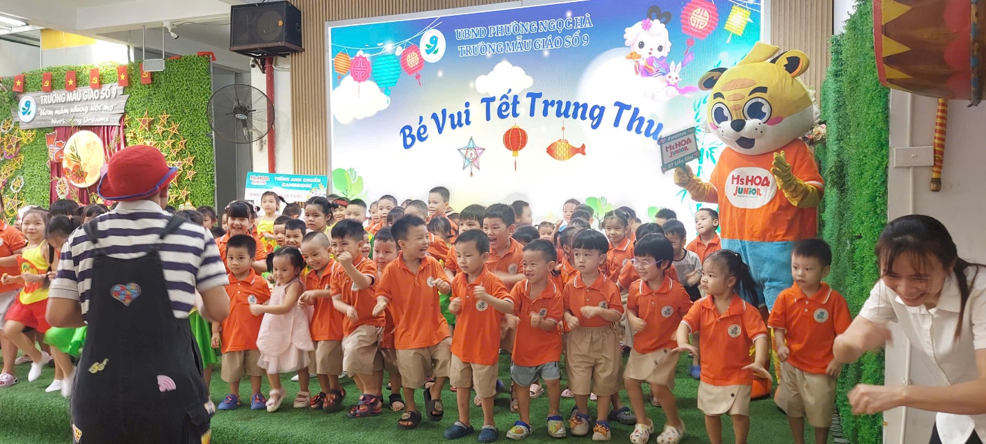 A group of children in orange shirts

AI-generated content may be incorrect.