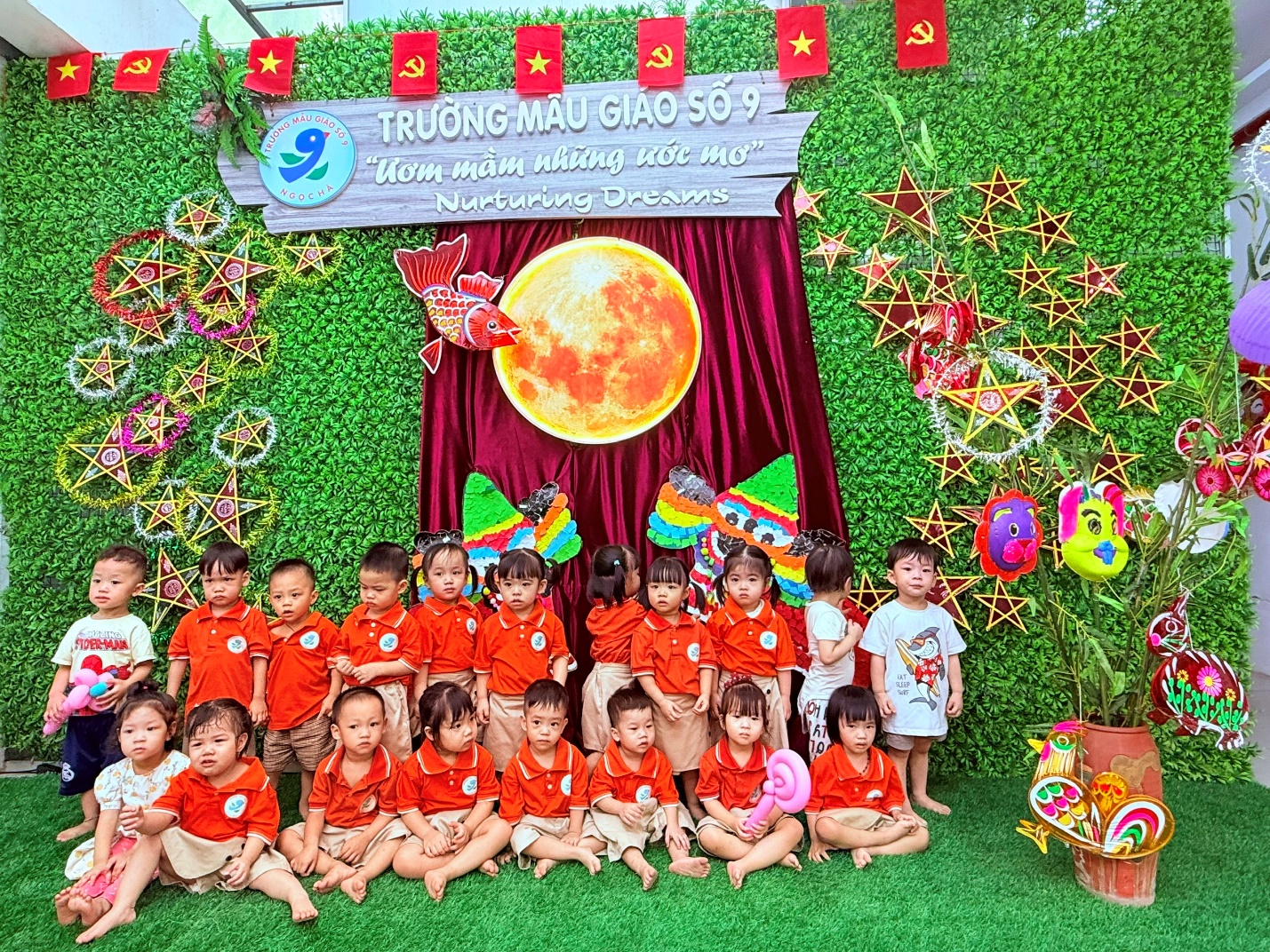 A group of children posing for a photo

AI-generated content may be incorrect.