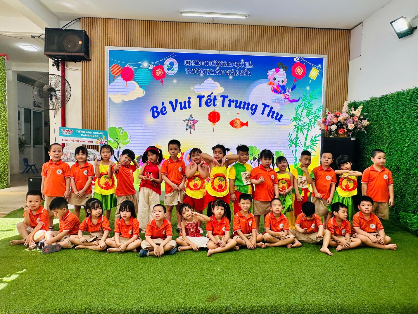 A group of children posing for a photo

AI-generated content may be incorrect.