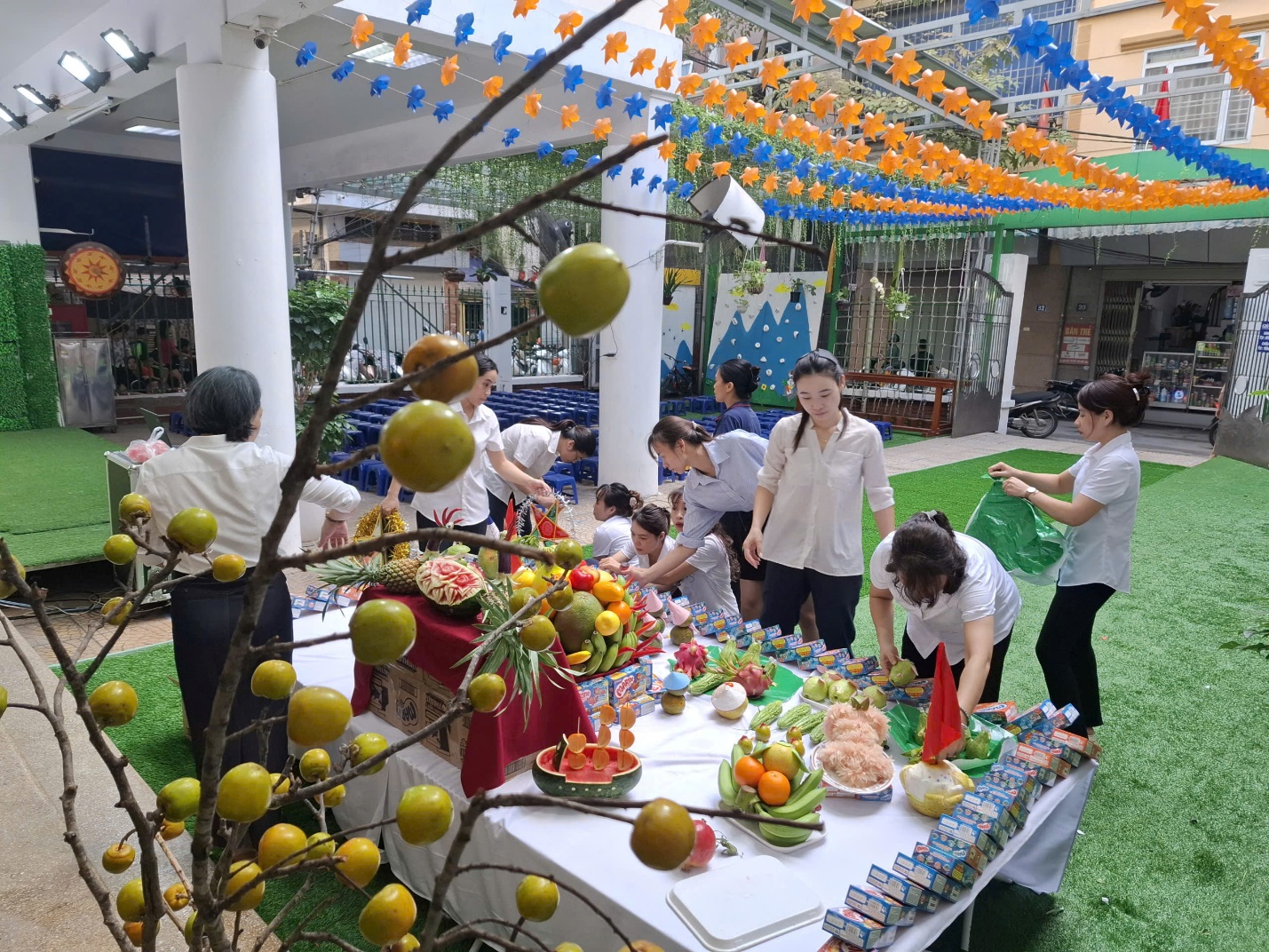 A group of people at a table

AI-generated content may be incorrect.