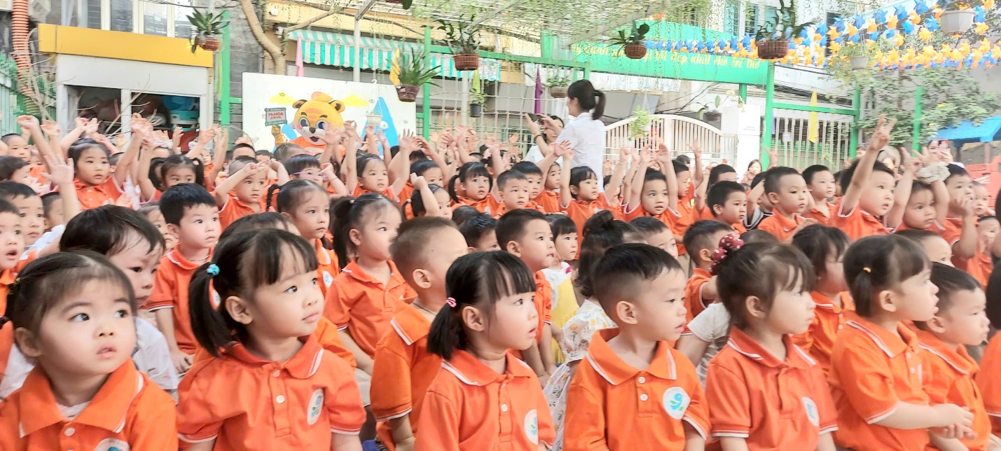 A group of children in orange shirts

AI-generated content may be incorrect.